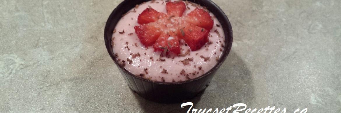 Coupes de chocolat à la mousse aux fraises